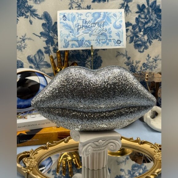 🆕 LULU GUINNESS 🧿 NWOT Silver Glitter Iconic Lips Perspex Clutch on a Chain - Picture 15 of 16